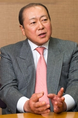 早稲田大学では「Waseda Vision 150」を策定し、その中心となる戦略として「グローバル人材」の育成を掲げていますが、阿川様がお考えになるグローバル人材を教えていただけますか？また、日本のみならず世界に貢献し続ける早稲田大学として、早稲田大学が担っていくべき役割というのはどのようなものだとお考えでしょうか。